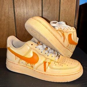 Nike Kids Low-Top Sneakers in Cream with Orange Drip Swoosh